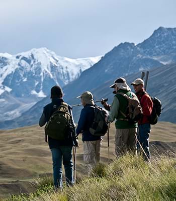 Trekking in den schneebedeckten Bergen